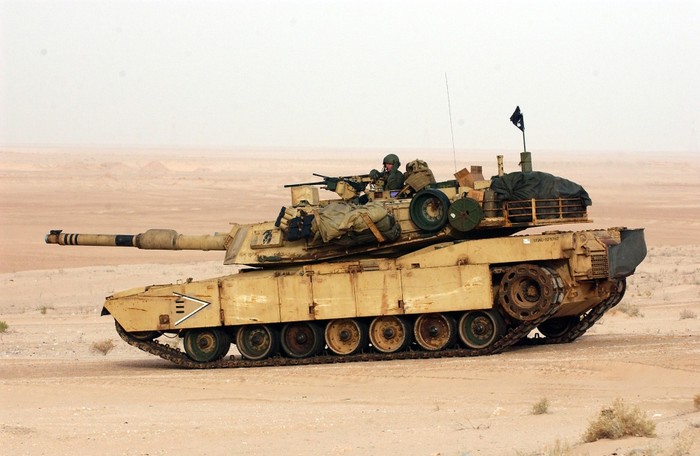 Với ưu tiên thiết kế hàng đầu là bảo vệ tố lái, M1 Abram là một trong những loại xe tăng an toàn nhất thế giới ngay cả khi giáp xe không cản nổi đạn của đối phương.